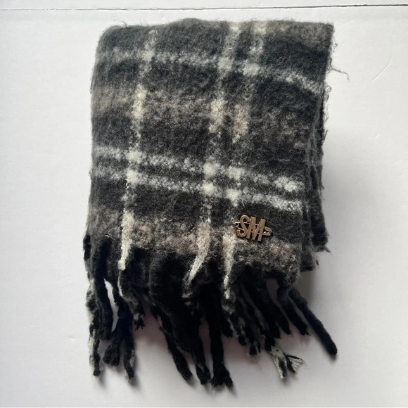 Steve Madden Classic Plaid Scarf Fringe Trim Super Soft Fuzzy Cozy Warm One Size - Picture 1 of 8